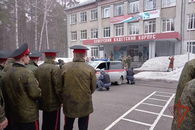 В Томской области сотрудники и военнослужащие Росгвардии провели серию патриотических мероприятий для подрастающего поколения
