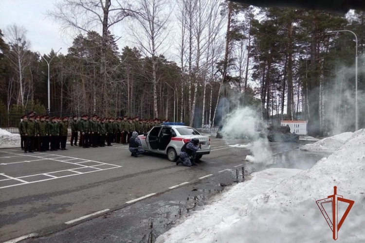 В Томской области сотрудники и военнослужащие Росгвардии провели серию патриотических мероприятий для подрастающего поколения