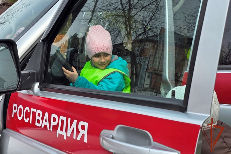 В Томской области сотрудники и военнослужащие Росгвардии провели серию патриотических мероприятий для подрастающего поколения