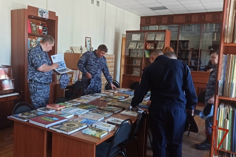 Сотрудники Росгвардии посетили главную библиотеку Томской области накануне Дня памяти и скорби