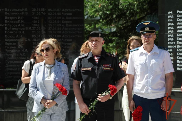 Начальник Управления Росгвардии по Томской области в День ветеранов боевых действий почтил память павших за Родину