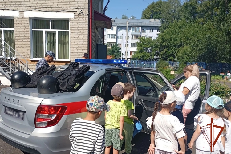 Росгвардейцы в Томске провели встречу с воспитанниками детского сада в рамках всероссийской акции