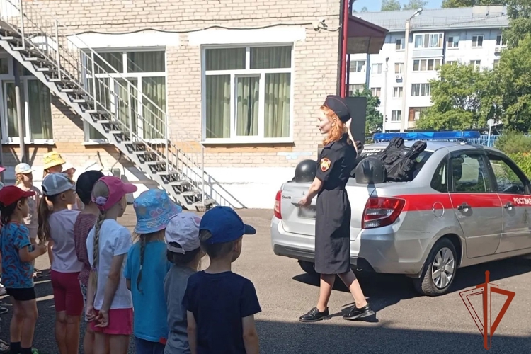 Росгвардейцы в Томске провели встречу с воспитанниками детского сада в рамках всероссийской акции