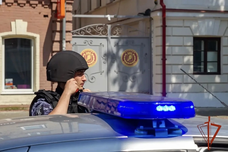 Росгвардейцы задержали жительницу Томска, оплатившую на кассе только часть товара