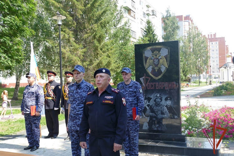 Сотрудники вневедомственной охраны в Томске торжественно приняли присягу у памятного знака Росгвардии (видео)
