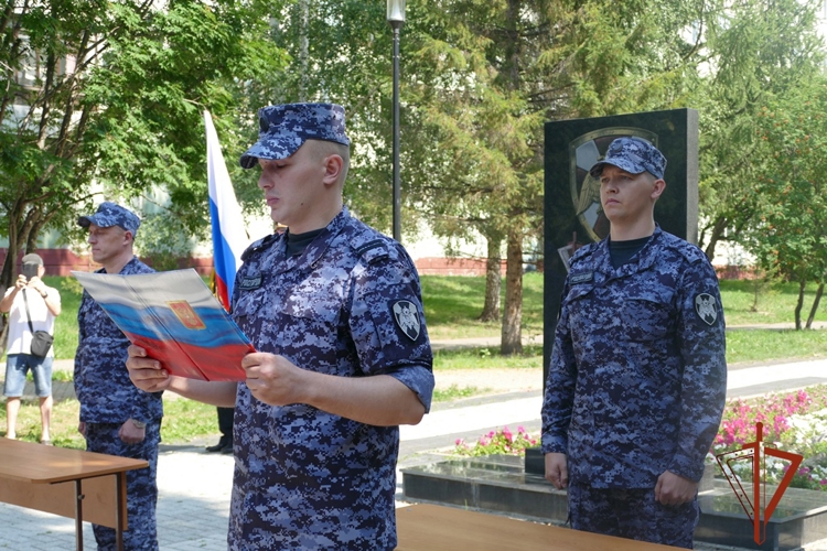 Сотрудники вневедомственной охраны в Томске торжественно приняли присягу у памятного знака Росгвардии (видео)