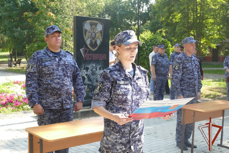 Сотрудники вневедомственной охраны в Томске торжественно приняли присягу у памятного знака Росгвардии (видео)