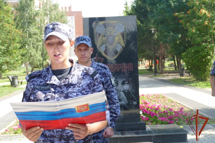 Сотрудники вневедомственной охраны в Томске торжественно приняли присягу у памятного знака Росгвардии (видео)