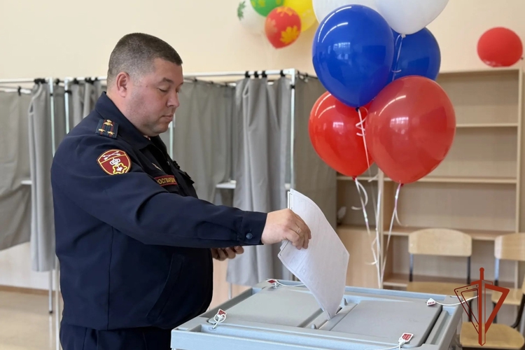 Росгвардейцы в Томской области принимают участие в Едином дне голосовании