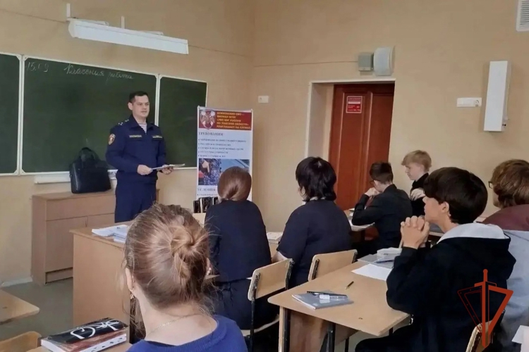 В год 10-летия Росгвардии в Томской области проходят уроки мужества и профориентационные встречи
