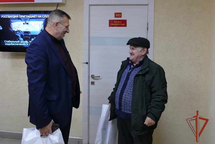Ветеранов Росгвардии в Томской области поздравили с Международным днем пожилых людей
